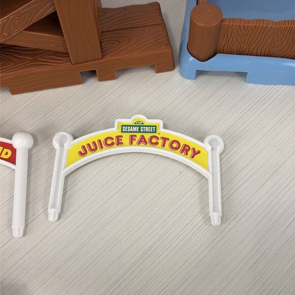 1996 Tyco Sesame Street Snack Stand Juice Factory + 2 Cars Elmos RC Railroad - Picture 5 of 8